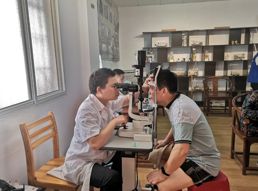 银�v俩宝贝爱心义�? width=