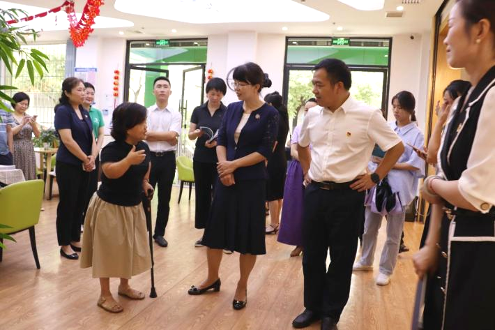 湖南省婦聯(lián)領(lǐng)導(dǎo)一行調(diào)研銀海倆寶貝窯灣長(zhǎng)者之家 湖南省婦聯(lián)領(lǐng)導(dǎo)一行調(diào)研銀海倆寶貝窯灣長(zhǎng)者之家