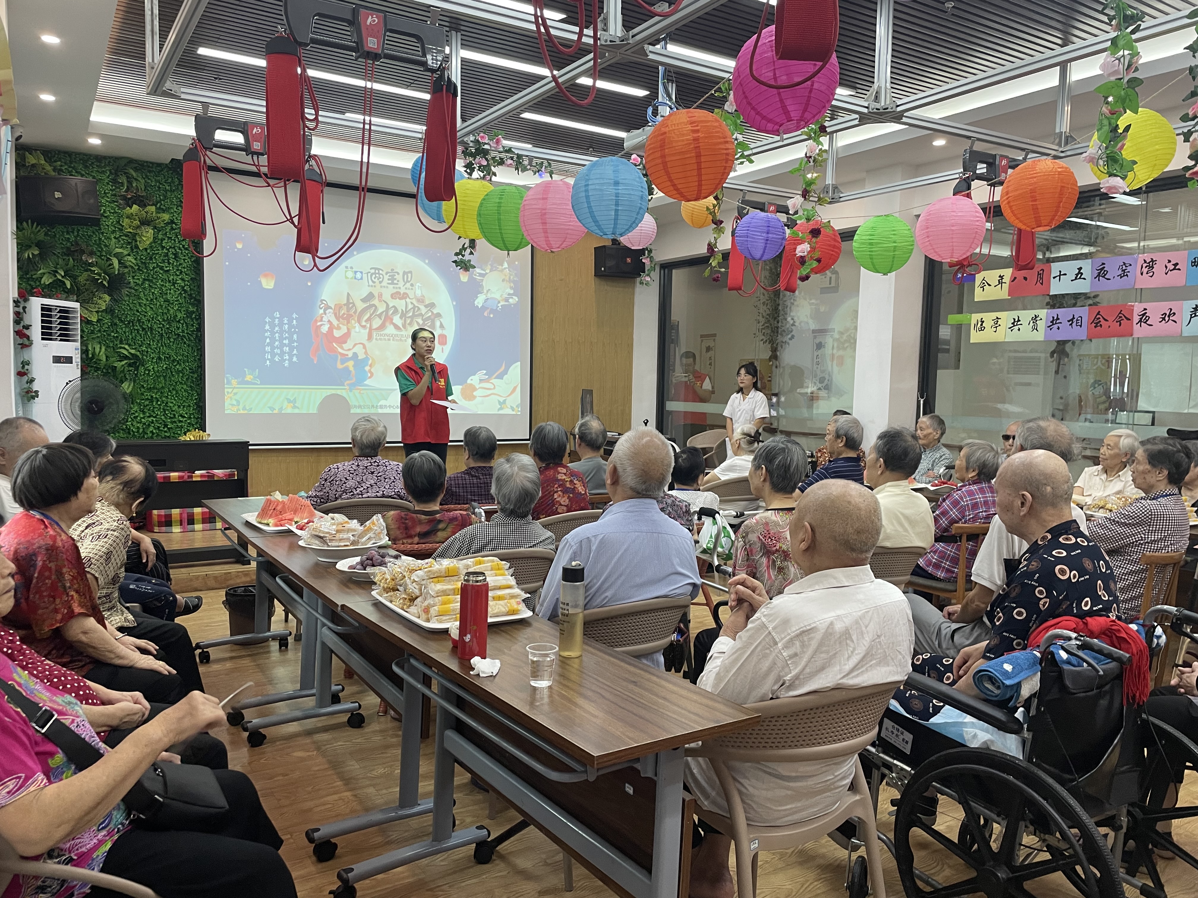 猜燈謎、嘗月餅、品思念