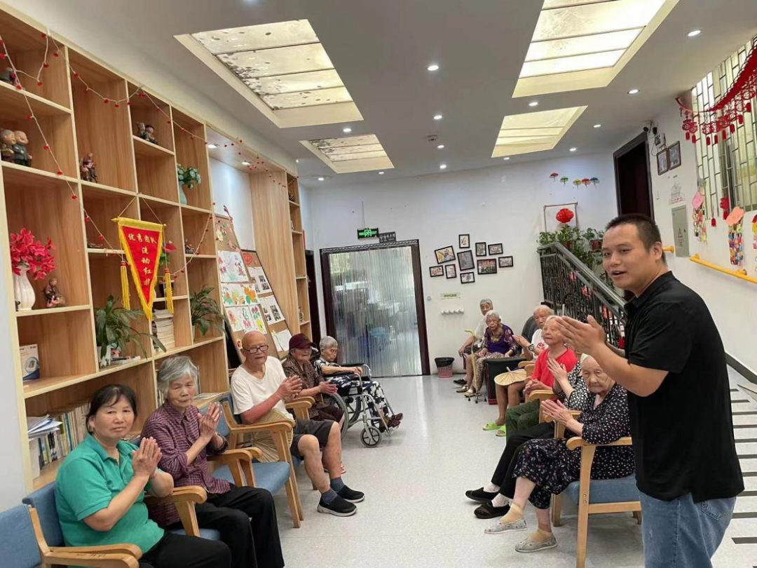 让咱爸咱妈在安���口优雅养�? width=