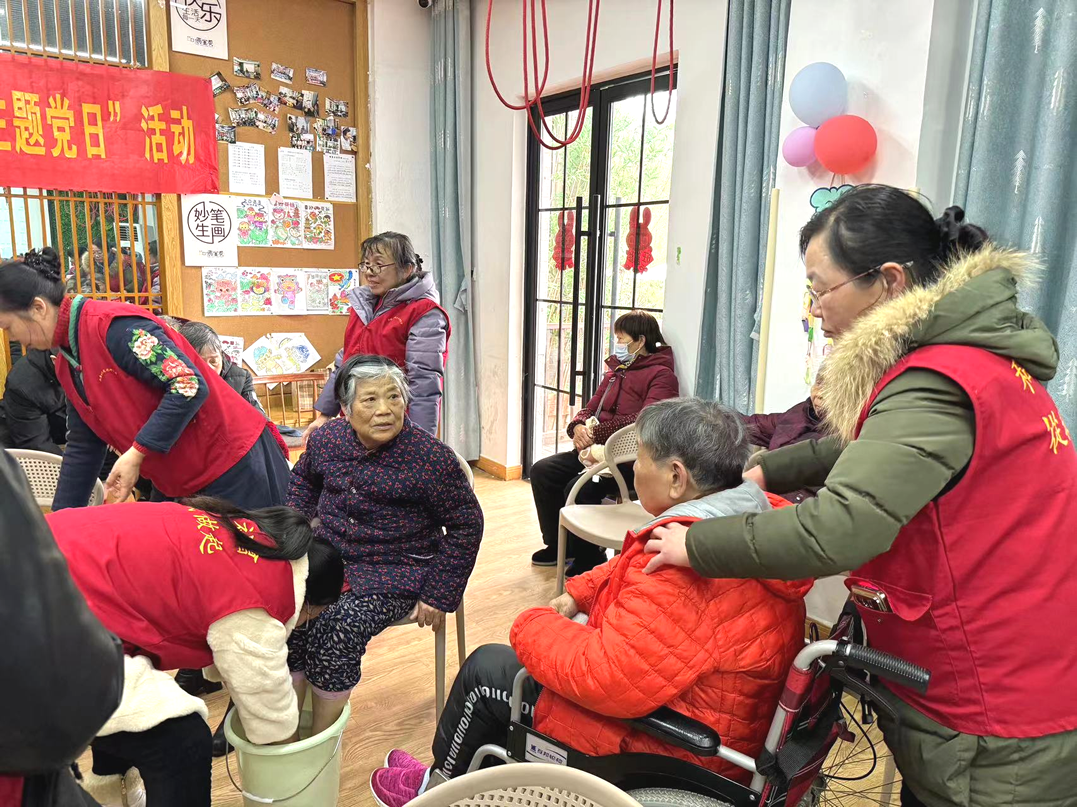 志愿者們?yōu)殚L(zhǎng)者剪發(fā)、洗腳修指甲、按摩等