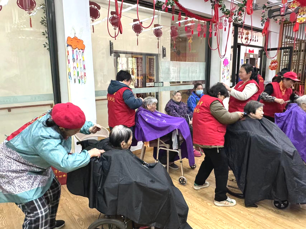 志愿者們?yōu)殚L(zhǎng)者剪發(fā)、洗腳修指甲、按摩等