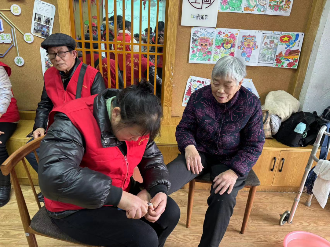 志愿者們?yōu)殚L(zhǎng)者剪發(fā)、洗腳修指甲、按摩等