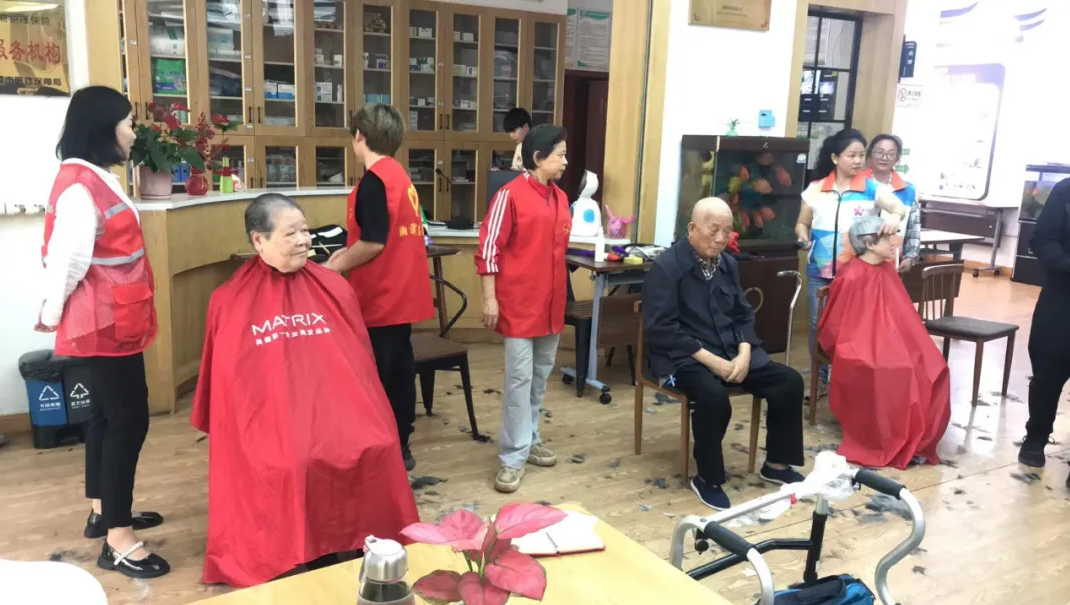 鄧葉平為爺爺奶奶理發(fā)剃須、剪指甲