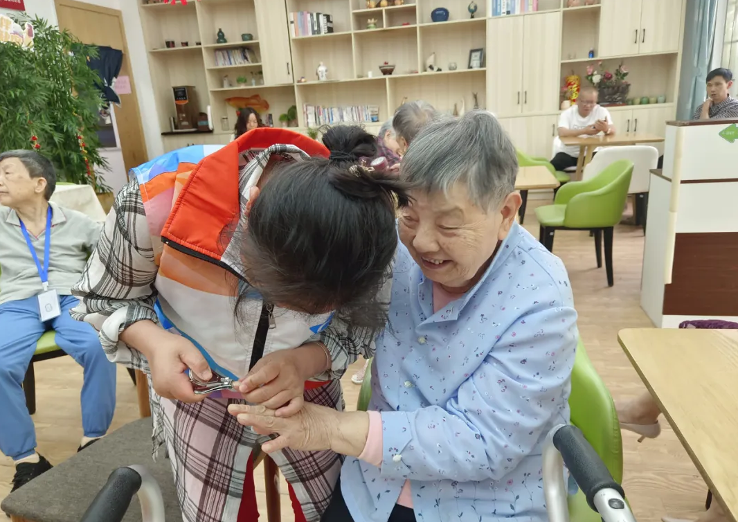 鄧葉平為爺爺奶奶理發(fā)剃須、剪指甲